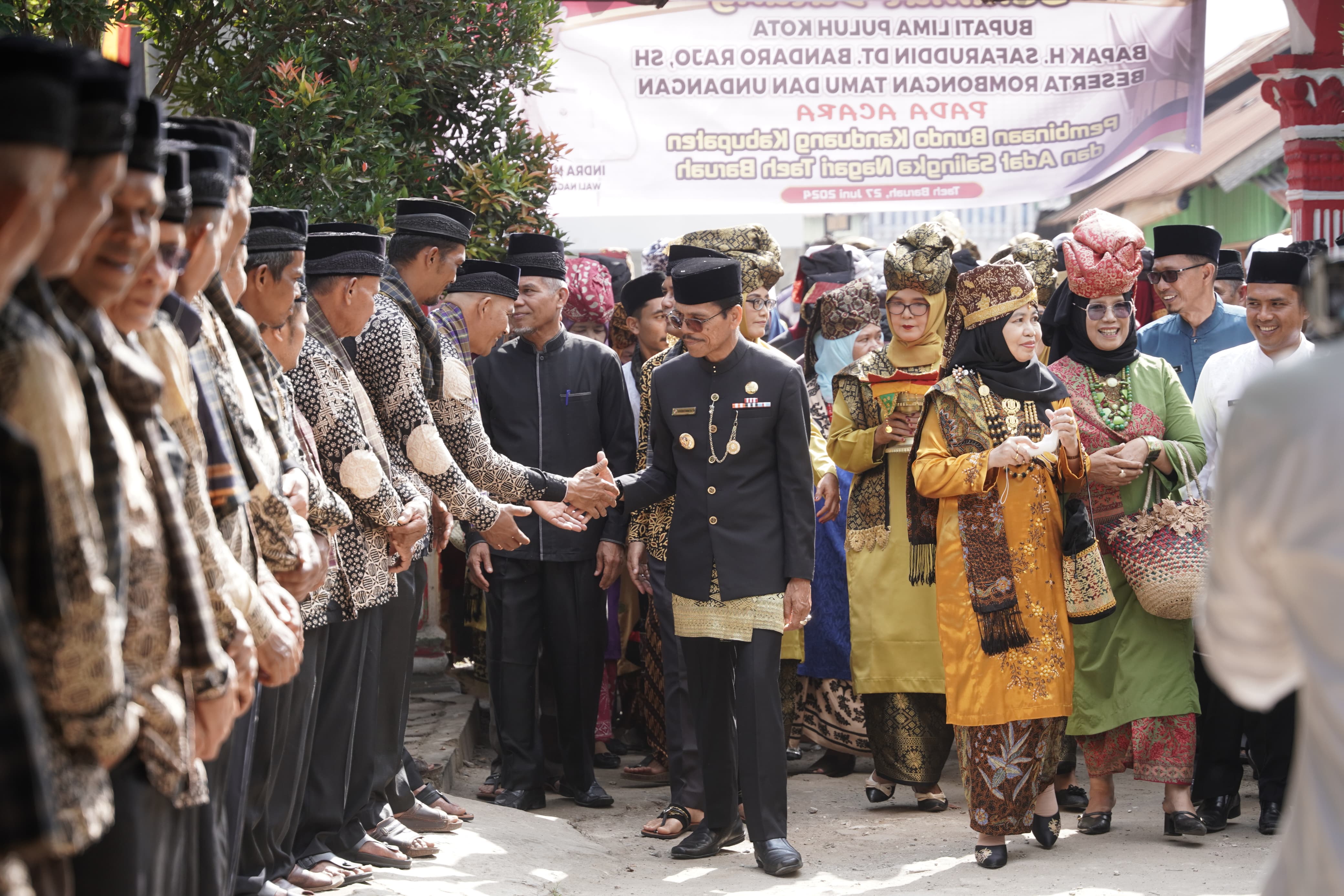 Bupati Limapuluh Kota Safaruddin Dt.Bandaro Rajo, hadiri  pengukuhan Rang Mudo dan Puti Bungsu Kecamatan Payakumbuh. 